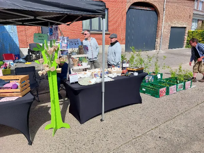 Les bénéficiaires des Garances participent à "La fête des Fous" de Orp-Jauches en vendant des plantes de leur potager